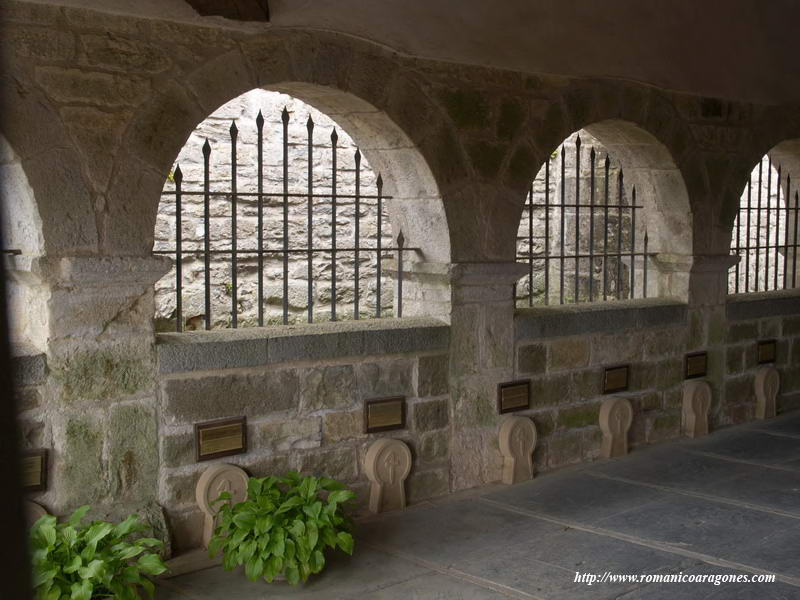 INTERIOR DEL SILO DE CARLOMAGNO CON CEMENTERIO LOCAL